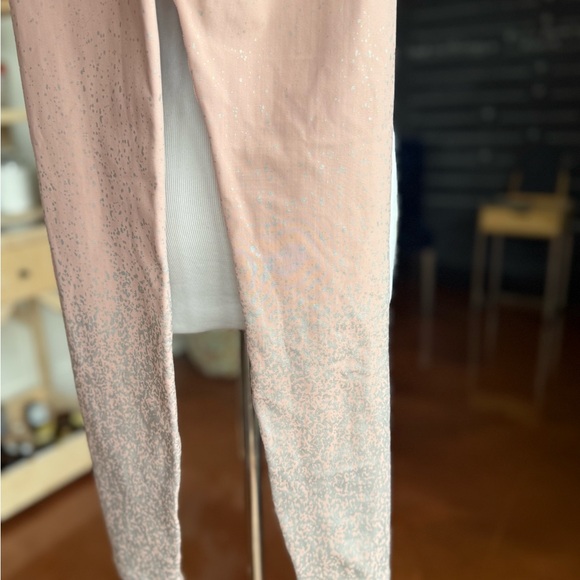 Beyond Yoga Light Ombré Shimmer Pink Leggings - XS - Picture 9 of 15
